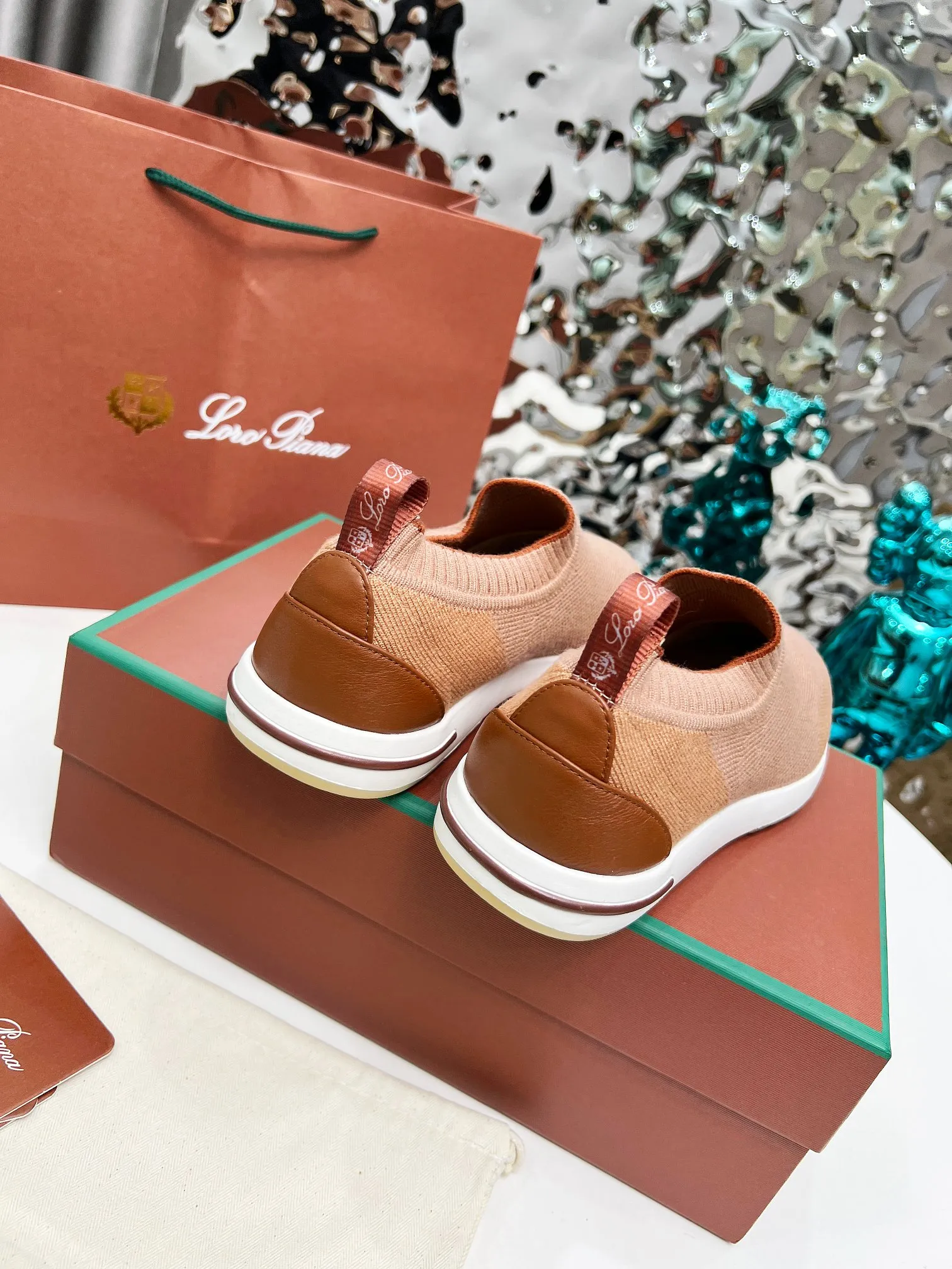 👟👟Ex-factory price 440👟👟 Men’s size +10 🧨🧨🧨Loropiana’s new board is online! This product is made of imported nylon velvet and developed from original boards. It is light, comfortable and breathable, and is suitable for all seasons. Size: 35-41, (Note: 35 and 41 are not returnable or exchangeable),